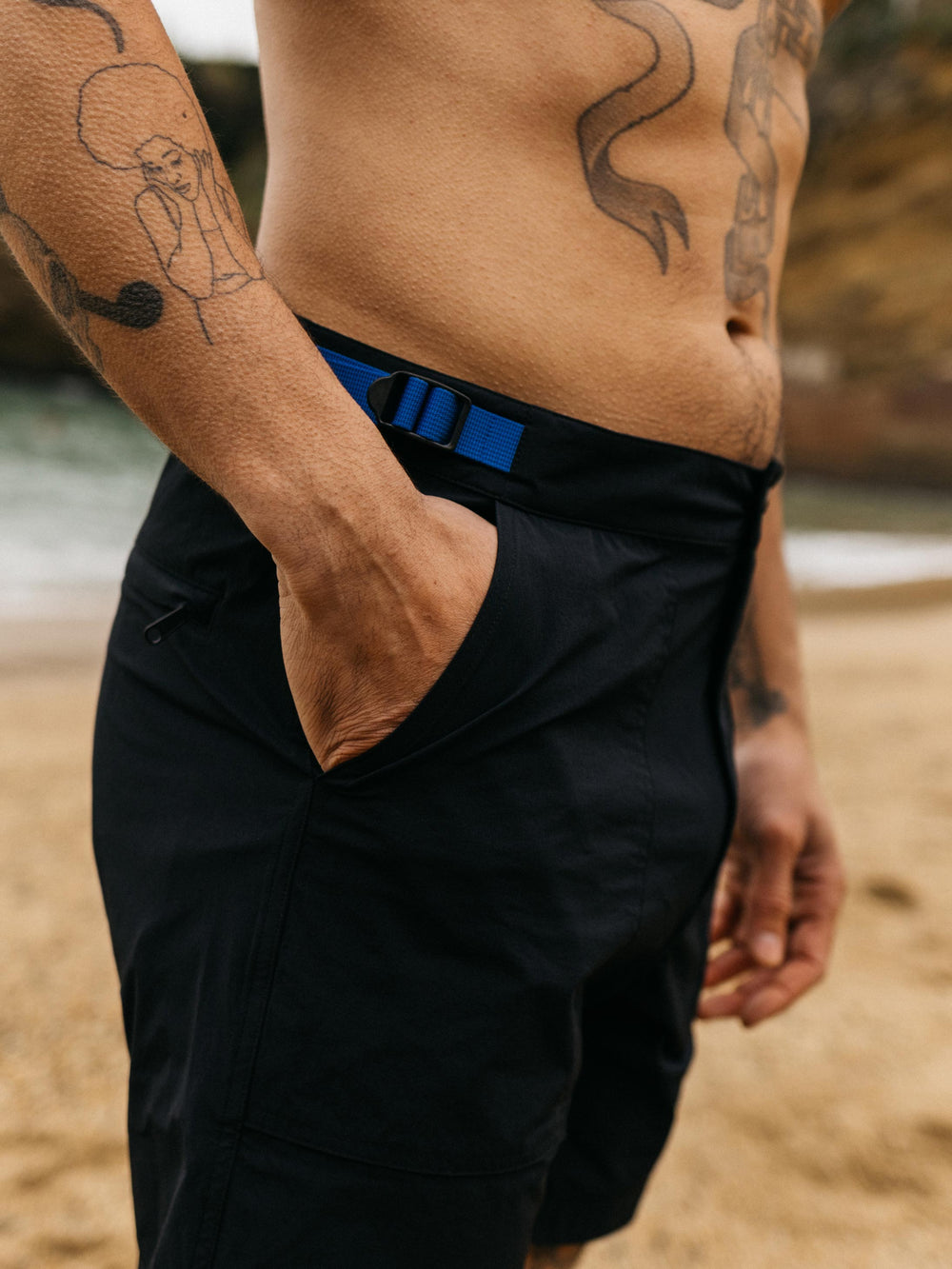 Men Hybrid Short in Navy - Walker