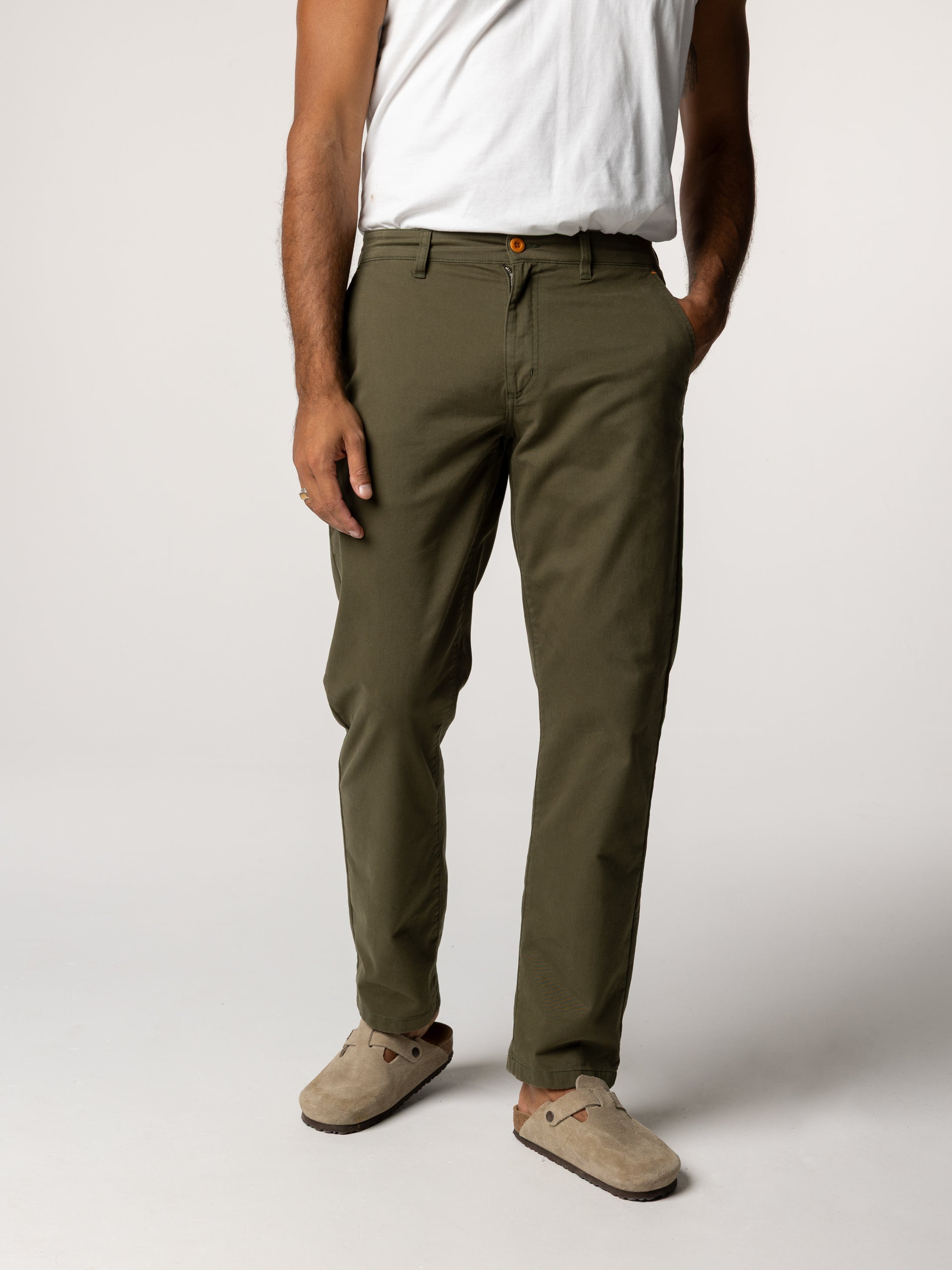 Men Rincon Slim Fit Chino in Olive