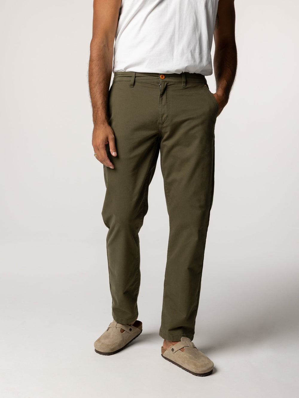 Men Rincon Slim Fit Chino in Olive
