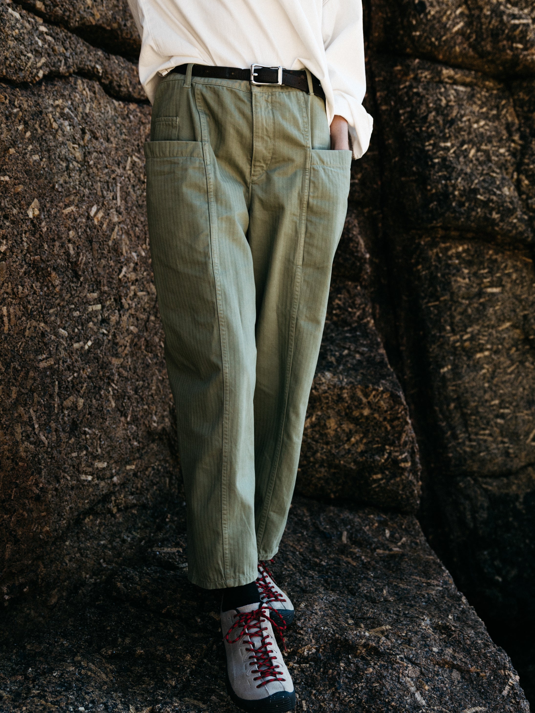 Women Organic Cotton Barrel Trouser in Bayleaf Green - Croft