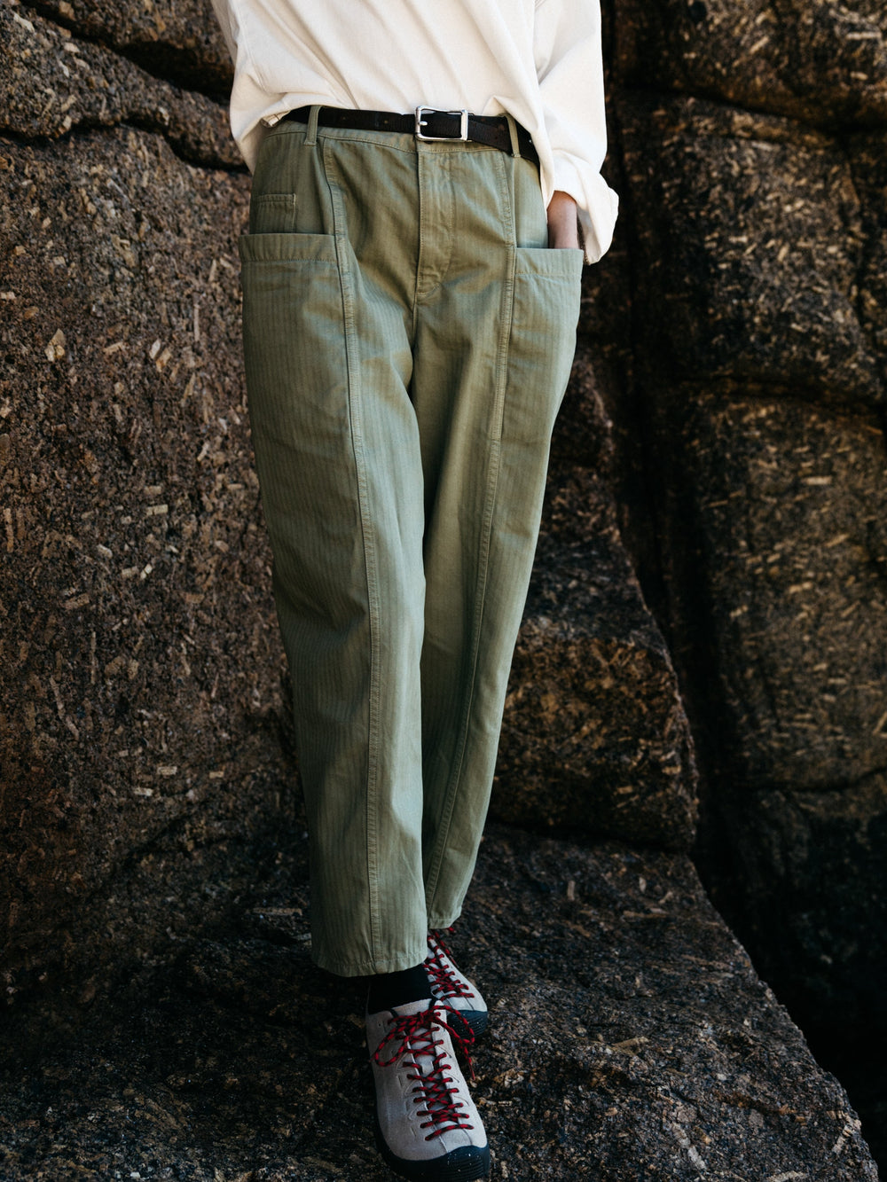 Women Organic Cotton Barrel Trouser in Bayleaf Green - Croft