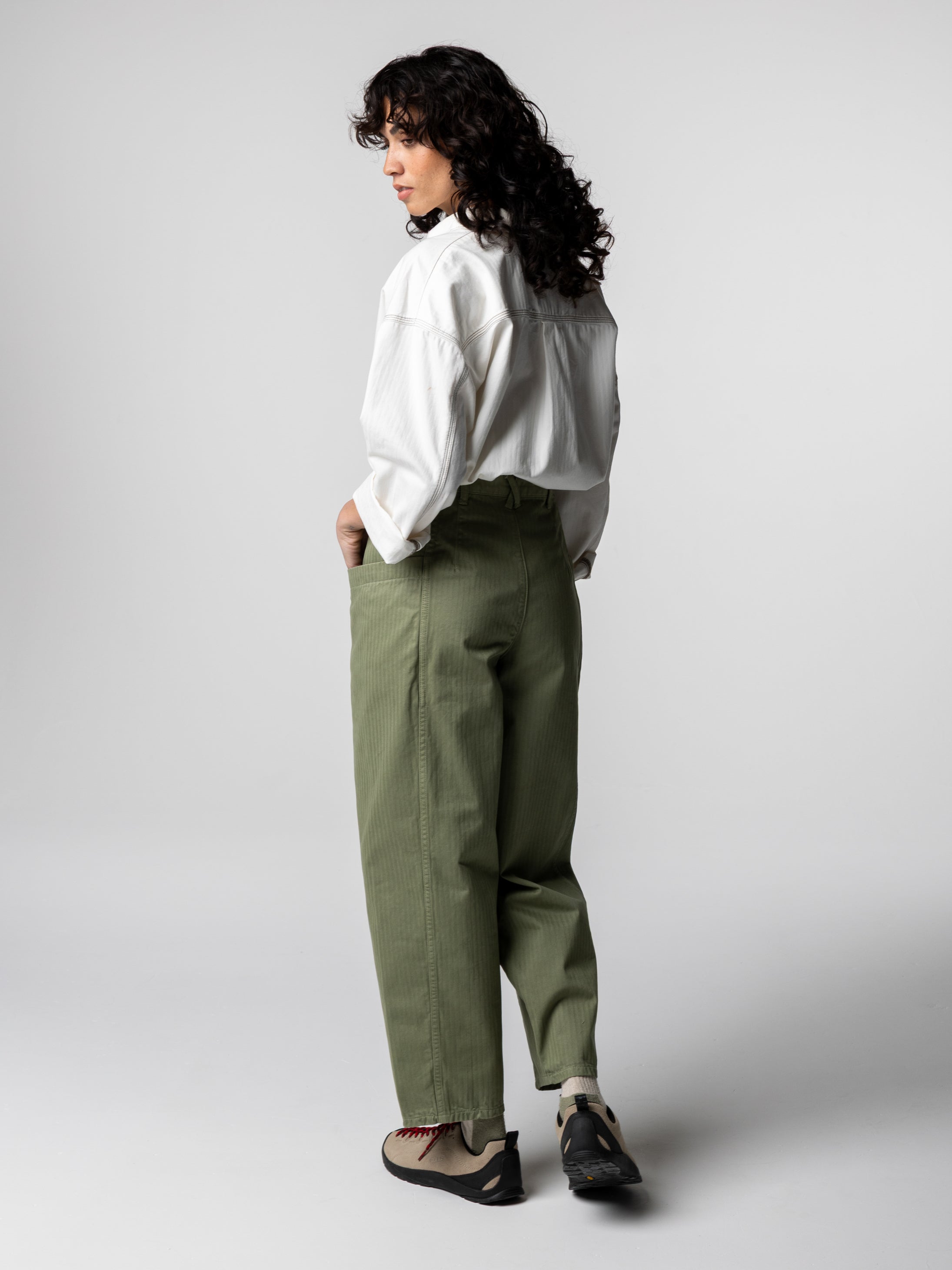 Women Organic Cotton Barrel Trouser in Bayleaf Green - Croft
