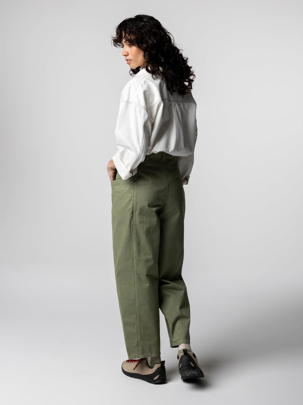 Women Organic Cotton Barrel Trouser in Bayleaf Green - Croft