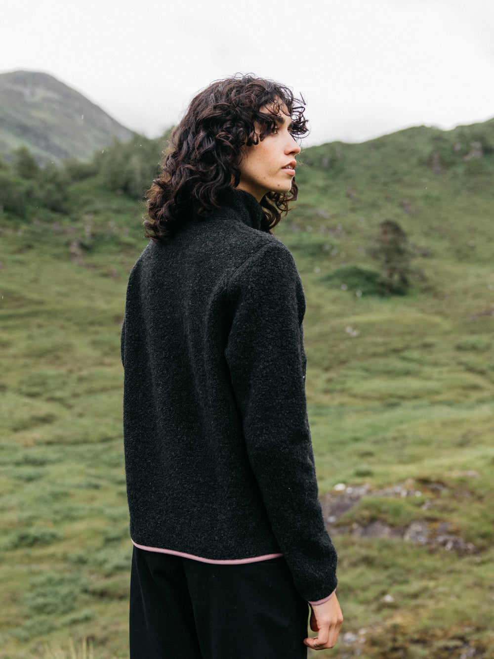 Women Recycled Wool 1/4 Zip Fleece in Raven Black - Hegen